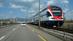 Die S5 nach Pfäffikon mit RABe 511 062 auf dem Seedamm bei Rapperswil.