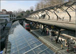 In den Hang integriert -    Blick vom Fußgängersteg auf den in den Hang eingebauten Bahnhof Stadelhofen.