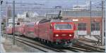 Ein Zug der Sihltalbahn S4 mit Re 456 543 fhrt in Zrich Giesshbel ein. (31.03.2009)