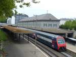 Obwohl die S-Bahn-Strecke beidseitig vom Bahnhof Zürich Enge unterirdisch verläuft, liegt dieser an der Oberfläche.