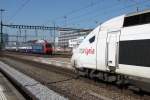 Einfahrt eines Zuges der Zürcher S-Bahn in den Hbf.Zürich.Im Vordergrund ein TGV Lyria nach Paris.17.03.16