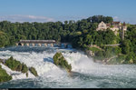 Ein DTZ überfährt am Abend des 28. Juni 2016 die Brücke über den Rheinfall.