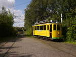 Dieser meterspurige zweiachsige Triebwagen, der hier im Norden Frankreichs bei Lille auf der Museumstramstrecke von AMITRAM unterwegs ist, ist hier ein Exot.