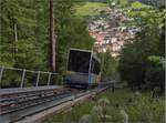 Standseilbahn auf den Mont Soleil. Hier ist alles irgendwie steil und schief. Das kleine Fahrzeug muss noch einige Meter nach unten zurücklegen. Bei der Steilheit ist jegliche Ausrichtung irgendwie falsch... Saint-Imier, Juli 2017.