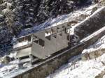  Parc d'Attractions du Chatelard (VS) . Der Winter hat im oberen Bereich der Standseilbahn bereits Einzug gehalten. Ab einem Wanderweg gesehen: Die Kabine in einer Dienstfahrt, vor der Kabine ist der Ballastwagen zu sehen, welcher die Gewichtsunterschiede aus den beiden unterschiedlichen Seillngen kompensiert. 21.10.2010