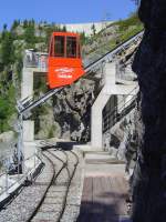  Parc d'Attractions du Chatelard (VS) . ber dem Endpunkt der Panoramabahn im Bahnhof  Pied du Barrage  wartet das  Minifunic  auf kommende Fahrgste. Es handelt sich dabei um eine  Mini-Standseilbahn  mit 2-Kabinenbetrieb, aber mit jeweils pro Kabine separaten Fahrspuren. Die obere Station befindet sich etwas hher gelegen als die benachbarte Staumauerkrone. Ganz im Hintergrund ist die 180m hohe Staumauer des  Lac d'Emosson  sichtbar. 22.08.2008