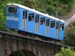 Wagen Nr 1  Locarno  der FLMS Funicolare Locarno-Madonna del Sasso. Die Standseilbahn vom Bahnhof Locarno zum Wallfahrtskloster Madonna del Sasso in Orselina feiert dieses Jahr ihr 100 jhriges Bestehen. Die Bahn berwindet auf einer Lnge von 825m eine Hhendifferenz von 173m. (05.08.2006)
