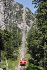 Die steile Gelmerbahn bringt gleich wieder Wanderer und Gste vom Gelmersee runter.