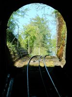 Standseilbahn Kriens-Sonnenberg (KSB). Fahrt ins Licht aus dem 88 m langen Tunnel im unteren Abschnitt - 23.04.2015
