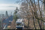 Wagen 2 der Seilbahn Rigiblick erreicht am 6. Dezember 2016 die Haltestelle Germaniastrasse.
Im Hintergrund ist nicht die Rigi, sondern der Uetliberg zu sehen.