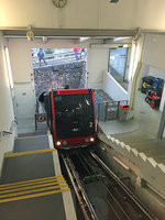 Biel-Leubringen-Bahn (2000 mit Biel-Magglingen-Bahn fusioniert zu FUNIC) kurz vor Einfahrt in die Bergstation Leubringen (frz.