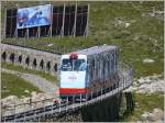 Wagen 4 der zweiten Sektion der DPB vollbeladen auf dem Weg zum Weissfluhjoch. Der Sponsor ist unbersehbar und doch etwas ungewhnlich in der Farbgebung. (30.08.2009)