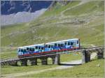 Ein Doppelwagen der oberen Sektion zwischen Hhenweg und Weissfluhjoch berquert den Panoramaweg Richtung Strelapass. (30.08.2009)