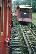 Standseilbahn Les Avants - Sonloup, Montreux. In der Ausweiche mit Abtschen Weichen.__04-09-1976