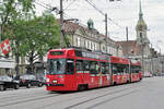 Be 4/6 735 Vevey Tram, mit einer Werbung für eine Ausstellung im Paul Klee Museum, fährt zu Haltestelle der Linie 7 beim Bubenbergplatz.