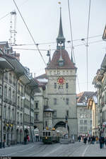 Tramverein Bern ex SVB Ce 2/2 37 am 3. Dezember 2017 auf Chlousefahrt bei der Durchfahrt Käfigturm in der Berner Altstadt.