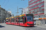 Be 4/6 Combino 754, auf der Linie 8, fährt zur Haltestelle beim Bahnhof Bern.