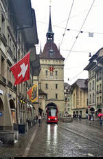 Unter dem Käfigturm fährt Be 4/6 764 (Siemens Combino Advanced) durch die Marktgasse in Bern (CH).
