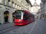 BernMobil - Die neueste Trambaureihe der Verkehrsbetriebe Bern auf der Linie 3 in Richtung Weissenbhl kurz vor dem Berner Hbf, direkt in der Berner City. Im Hintergrund ist eines der Wahrzeichen der schweizer Hauptstadt zu sehen und zwar die Zytglogge mit ihrem groen Ziffernblatt. (22.03.04)