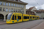 Be 6/8 Combino 653 mit der Werbung für die Klimaneutrale Post in Bern, auf der Linie 8, bedient am 17.04.2023 die Haltestelle Zytglogge beim Casinoplatz.