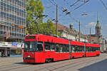 Be 4/6 Vevey Tram 735, auf der Linie 3, fährt am 12.08.2015 zur Haltestelle Hirschengraben.