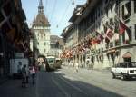 Bern SVB Tram 9: Zwei Gelenktriebwagen der Serie Be 8/8 (15 und ?) treffen sich im Juli 1983 in der Marktgasse.