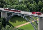 . Brückenbogen über Grün - Kirchfeldbrücke in Bern mit ÖPNV-Fahrzeugen von Bernmobil, gesehen vom Turm des Münsters. 21.06.2016 (Matthias)