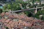 . Über das Tal - Combino-Tram in Bern auf der Kornhausbrücke, gesehen vom Münsterturm. 21.06.2013 (Matthias)