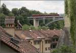 . Über den Kaminen von Bern - Combino-Tram auf der Kirchfeldbrücke, 21.06.2013 (Matthias)