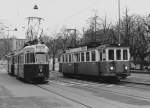 BERNMOBIL/SVB/RBS/VBW: Begegnung zwischen der RBS-Ueberlandbahn nach Worb Dorf mit dem Be 4/4 71, 1925/46 (ehemals VBW) und einem Tramzug der Linie 5 mit dem Be 4/4 628, 1960 (ehemals SVB 128) auf der Fahrt zur Endhaltestelle Ostring im November 1985. Die Aufnahme entstand bei Bern Kirchenfeld, der früheren VBW Endhaltestelle.
Foto: Walter Ruetsch 