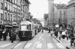 Bernmobil/SVB: Heute Montag findet in der Bundeshauptstadt Bern der traditionelle Zibelemärit statt, der seit Jahren zu den Grosskampftagen von Bernmobil gehört. Da der Tramverkehr durch die Innenstadt unterbrochen wird, wenden die Tramzüge aller Linien auf dem Guisan Platz sowie bei der Heilig Geist Kirche. Tramzug der Linie 3 auf dem Konrhausplatz mit der Anschrift Guisan Platz im November 1986.
Foto: Walter Ruetsch  