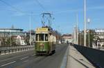 Bernmobil: Das Weihnachtstram war vom 4. Dezember bis zum 20. Dezember 2015 an den Tagen Mittwoch, Donnerstag, Freitag und Samstag in der Stadt Bern unterwegs. Ab der Haltestelle Schwanengasse wurden die Endhaltestellen Guisanplatz und Ostring angefahren. Als MÄRLITRAM weihnächtlich geschmückt wurde der Be 4/4 145 (1935). Wegen grossem Andrang musste am Samstag den 19. Dezember 2015 für zusätzliche Fahrten das Restaurant Tram BRe 4/4 647, ebenfalls aus dem Jahre 1935, eingesetzt werden. Es freute viele Kinder sehr, dass das MÄRLITRAM auch diesen Dezember unterwegs war. Die fünf Aufnahmen entstanden am 19. Dezember 2015 in Bern.
Foto: Walter Ruetsch