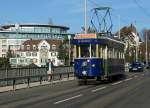 Bernmobil: Das Weihnachtstram war vom 4. Dezember bis zum 20. Dezember 2015 an den Tagen Mittwoch, Donnerstag, Freitag und Samstag in der Stadt Bern unterwegs. Ab der Haltestelle Schwanengasse wurden die Endhaltestellen Guisanplatz und Ostring angefahren. Als MÄRLITRAM weihnächtlich geschmückt wurde der Be 4/4 145 (1935). Wegen grossem Andrang musste am Samstag den 19. Dezember 2015 für zusätzliche Fahrten das Restaurant Tram BRe 4/4 647, ebenfalls aus dem Jahre 1935, eingesetzt werden. Es freute viele Kinder sehr, dass das MÄRLITRAM auch diesen Dezember unterwegs war. Die fünf Aufnahmen entstanden am 19. Dezember 2015 in Bern.
Foto: Walter Ruetsch