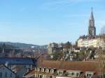 Blick auf die Kirchenfeldbrücke (mit Tram), rechts im Bild das Berner Münster.