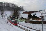 Zwischen Stadt und Land mit der Berner Strassenbahn: Bernmobil Combino-Wagen 752 im Abstieg nach Worb, 21.Januar 2016.