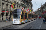 BERNMOBIL Combino XL 669 in Werbelackierung für Orell Füssli ist am 7. Juni 2016 auf der Linie 8 unterwegs in der Altstadt von Bern.