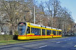 Be 6/10 Tango 153, auf der Linie 11, fährt zur Haltestelle am Bahnhof SBB.