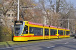 Be 6/10 Tango 168, auf der Linie 10, fährt zur Haltestelle am Bahnhof SBB.