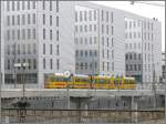 Futuristisch sieht es aus vor dem Peter Merian Haus in Basel. Aufgestndert entlang der SBB Geleise fahren ein Be 4/8 + Be 4/6 der BLT Richtung Dornach. (08.04.2008)