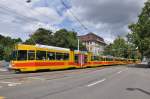 Gelb-rote Tramzge der BLT vor dem Signal am Bahnhof SBB in Basel.