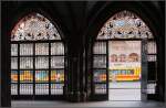 ...und draußen hält die Straßenbahn -     Abendlicher Blick vom Innenhof des Basler Rathauses auf den Marktplatz mit der Straßenbahnhaltestelle.