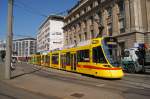 Tango mit der Betriebsnummer 155 auf der Linie 10 fhrt auf die provisorische Haltestelle am Aeschenplatz.