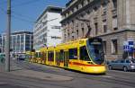 Tango mit der Betriebsnummer 162 auf der Linie 10 fhrt auf die provisorische Haltestelle am Aeschenplatz.