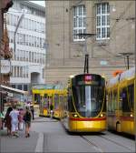 . Straenbahnalltag in der Basler Innenstadt - Die Tango-Bahn kann jetzt auch durch die Marktgasse fahren und begegnet dort ihrem Kollegen der Linie 17. 22.06.2013 (Matthias)