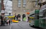 . Straenbahnalltag in der Basler Innenstadt - Ein BLT-Tango der Linie 11 hat die Haltestelle Schifflnde verlassen, whrend ein andere Bahn in Richtung Mittlere Brcke die Marktgasse durchfhrt. 22.06.2013 (Matthias)