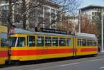 Be 4/6 103 auf der Linie 11 verlässt die Haltestelle am Aeschenplatz.