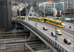 . Hotelzimmer-Ausblick -

Blick von meinem Hotelzimmer auf die Münchensteinerbrücke, auf der sich gerade zwei BLT-Tango Trams begegnen., während im Hintergrund in der Thiersteinerallee weitere grüne Trams der BVB unterwegs sind.

14.03.2016 (M)