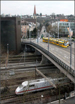 Nochmals der Hotelzimmer-Ausblick -

Während oben auf der Münchensteinbrücke sich zwei Tangos begegnen, fährt unter der Brücke gerade ein ICE, der gleich den Bahnhof Basel SBB erreichen wird. Oben links das ungewöhnliche Stellwerk der Architekten Herzog & de Meuron. Im Hintergrund die Heiliggeistkirche.

14.03.2016 (M)

