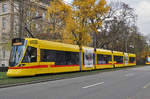 Be 6/10 Tango 181, auf der Linie 10, fährt zur Haltestelle am Bahnhof SBB.