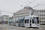 Be 6/8 Flexity 5021, mit der Tissot Werbung, fährt zur Haltestelle der Linie 2 am Bahnhof SBB.